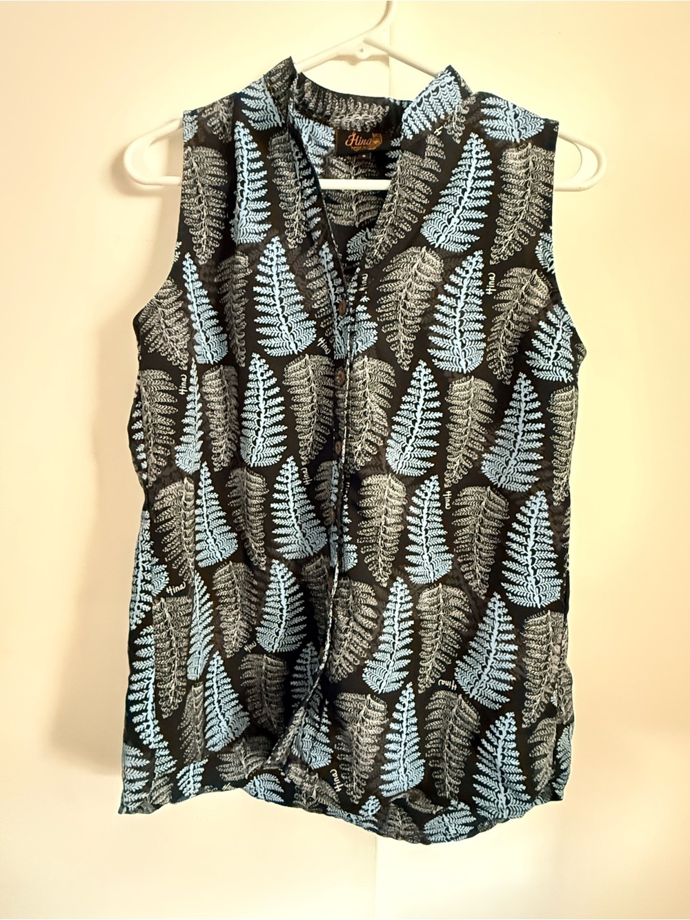 Hina Hawaii Sleeveless Button-Front Ho’ala Fern-Print Top - Black & Light Blue